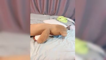 Super pure 18-year-old short-haired loli girl who just entered the sea, one-legged white stockings and fake dick masturbation, raised legs in and out of the thrusting, bathing in the bathroom, wet body temptation, half-taken off underwear and exposed pussy