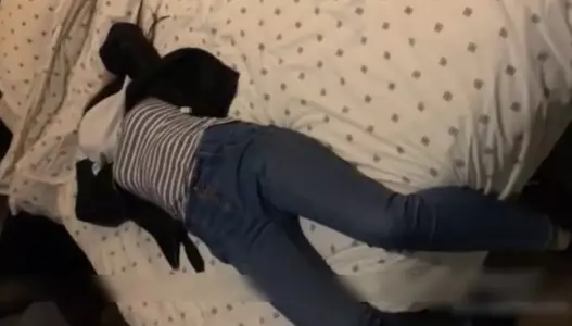 The perverted young man fucked the sister-in-law of the mother of two children in a daze and licked her feet first...