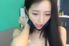 The top-notch beautiful anchorwoman shows her bondage rope skills on the live broadcast. Her beautiful pussy is very tempting.