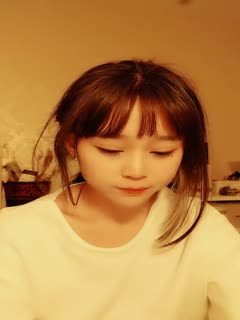 Pure and cute girl KIKI returns to show her petite figure with abdominal muscles and vest line