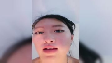 The sexy young woman shows her face to seduce the wolf friends, listens to the command of obscene words, rubs her breasts and plays with her pussy, licks the juice on her fingers, and inserts the shoe brush into her pussy. Episode 06