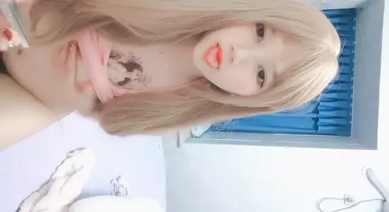 Baby voice super pure 2002 blonde loli cute girl, lift up clothes to rub breasts, vibrator close-up pumping pink hole, super tender in and out, climax makes the hole very wet