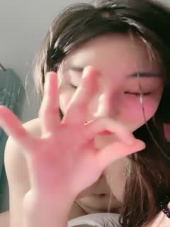 The goddess with dimples and long legs is here, with a sweet face and a hard-working dance