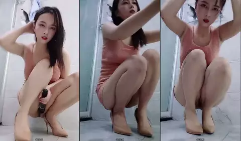 [High-value masturbation] A sexy lady with a great appearance! A big black bull masturbates in the bathroom! Open-crotch stockings and big fat ass, with the head of the black bull inserted, shot from the bottom up-1