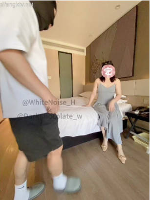 [Wife reads a book while doing 3p, cuckold director edited full version] In order to secretly observe what happens between my wife and a single man, I put my phone on the table in advance. When I went to the bathroom to smoke a cigarette, my wife pretended to be bored and flipped through the book, but in fact she was full of