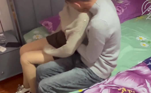 Haijiao Community. Watching my wife being fucked by her ex-boyfriend on the bed in our wedding room