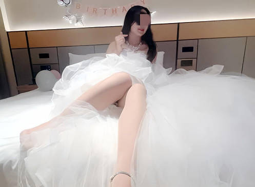 On the birthday of Haijiao Community, my sister put on her wedding dress. After drinking, she kept spraying in the wedding room.