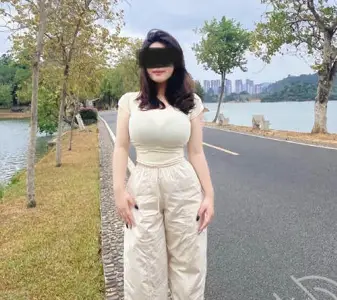 Playing with his wife's big milk best friend for 30 minutes wantonly playing with the best young woman