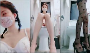 Nine-headed body [170cm top leg goddess] first SAO female toilet masturbation, vibrator fiercely high tide many times spray, beautiful buttocks ride, fake cock deep into SAO force.