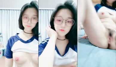 Pink nipple glasses beautiful girl! Appearance sweet character super good! Open your legs to break the hole, the vibrator dawdles, cool, uh-huh, call moaning.