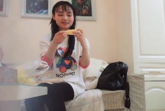 Late at night, I asked a cougar, reached into my underwear to touch the hole, and licked my dick on the bed.