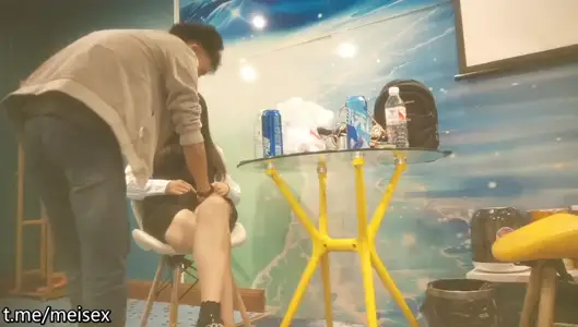 Late at night about the outside of the exercise, short skirt legs, conjoined silk stockings, waist back into the riding burst, sister is very cooperative