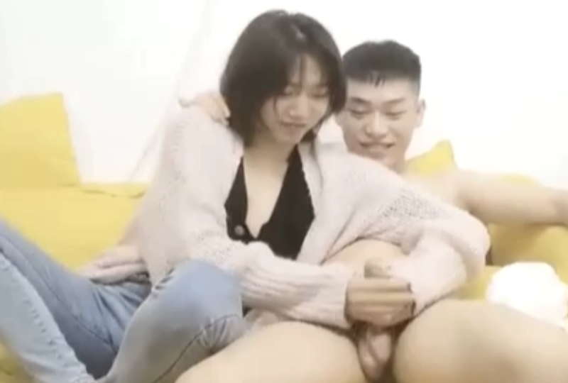 The female private health care male technician of the traditional Chinese medicine health care center pushed oil to the beautiful young woman with white skin and temperament while chatting. kato taka's technique made her feel good.