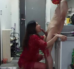 Coquettish Cougar Seducing Sex-Hungry Single Man