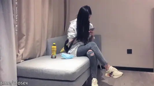 The jeans girl snapped on the sofa, squatting and oral sex on the upper seat after riding and moaning.
