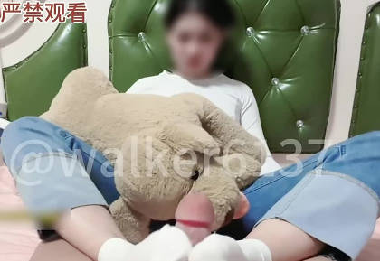 The best beauty student sister gave the great god oral sex and helped the great god lick chrysanthemum-Leo