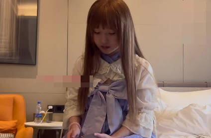 Today, I have an appointment with Lolita's lovely sister-Wang Ge, a building material.
