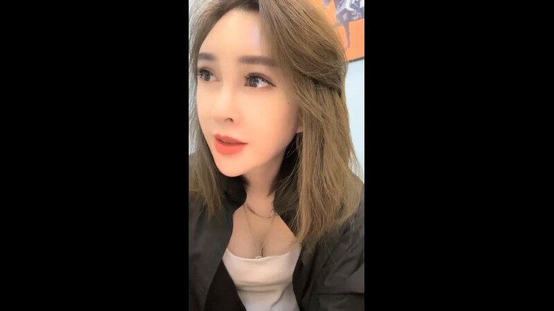 9 points Yan value beauty royal elder sister rare 3P scene two people live not very good a direct mouth shot while eating cock can't do a few times to hand in the gun
