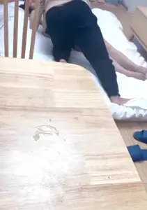 The wife was dragged down from the table by friends to eat abalone