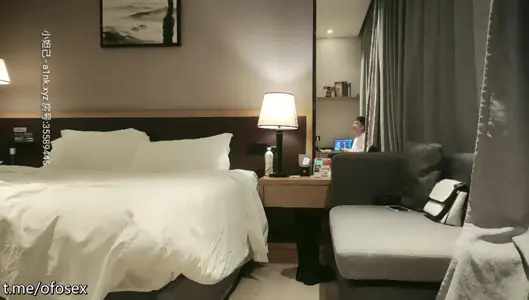 It's rare to meet a gourmet black silk long-legged little bitch. The little brother used his milk strength to fuck her severely, and he was sweating all over.