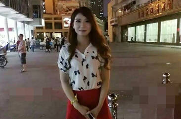 Cape Community. About young woman Xiaoxi singing K after the dizzy play