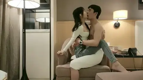 The 19-year-old innocent young sister flirted with each other, squatted and had oral sex, then rode in the upper position and shook wildly. she was fiercely fucked to the waves to call her father out of sync!