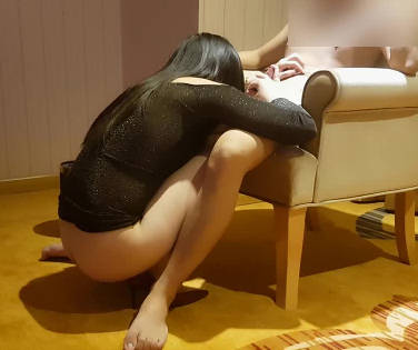 The young woman who shows her face and has a love affair-the old dirty turtle