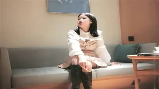 Mr. Shen has exclusive temperament and beauty, and his slim figure is extremely tempting.