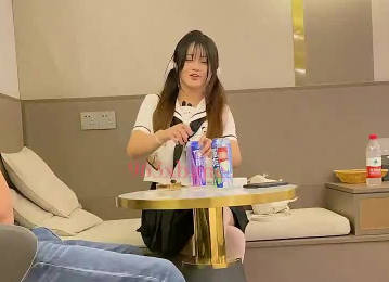 Today, I have an appointment with a lovely student sister-Zhou Xingxing