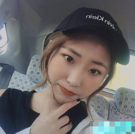 Cape Community. Green Hat Man Looking for Driving Fans to Play with Wife Li Yuxin