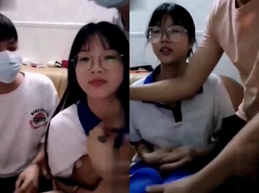 Jiangxi Yichun No.2 Middle School's Giant Breast Contrasting Biao was doing his homework when two male classmates took turns to do 3P exercises and the whole process was still live interaction.