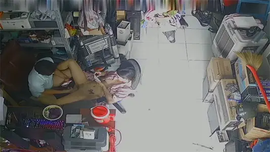 [Real Steal Shot Outflow] The passion of the young couple in the repair shop was cracked when looking at the shop! Hackers Intrusion Monitor HD Record the Whole Process of in-store Intercourse
