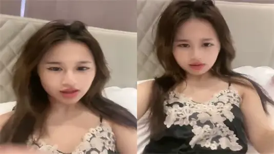 The wife of the hungry and thirsty person breaks the tender cave for pleasure, and the husband fiercely exercises the dirty water splashing everywhere.